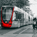 Moderne trams door de stad
